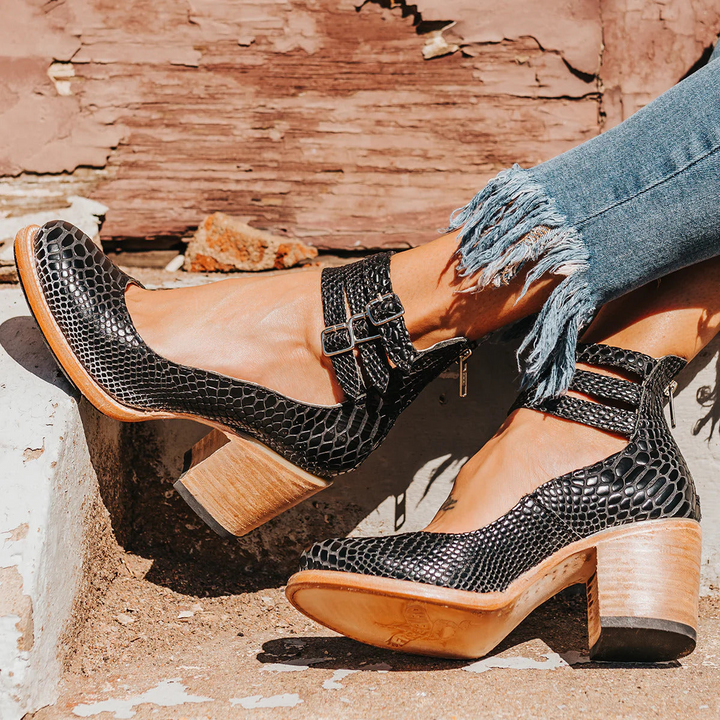 GINEVRA | COURT SHOES WITH STRAPS
