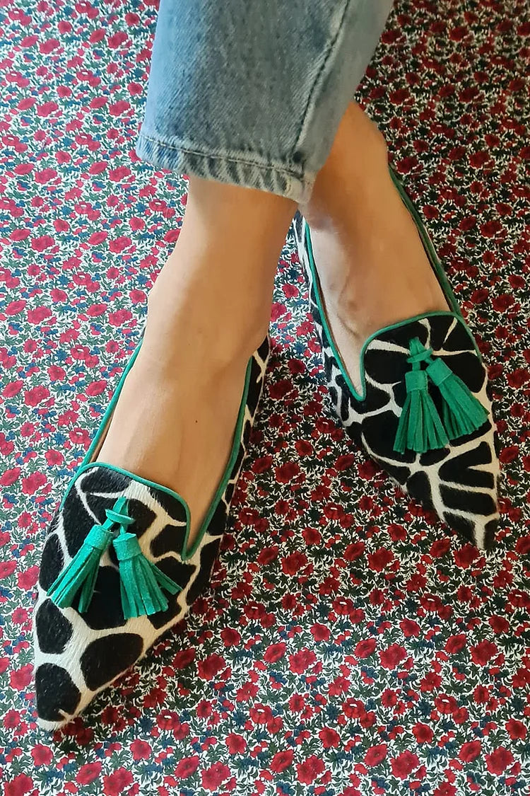 VALERIA | Elegant loafers with pointed toes and decorative tassel details