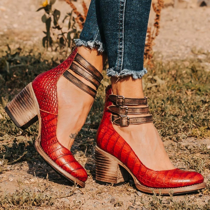 GINEVRA | COURT SHOES WITH STRAPS