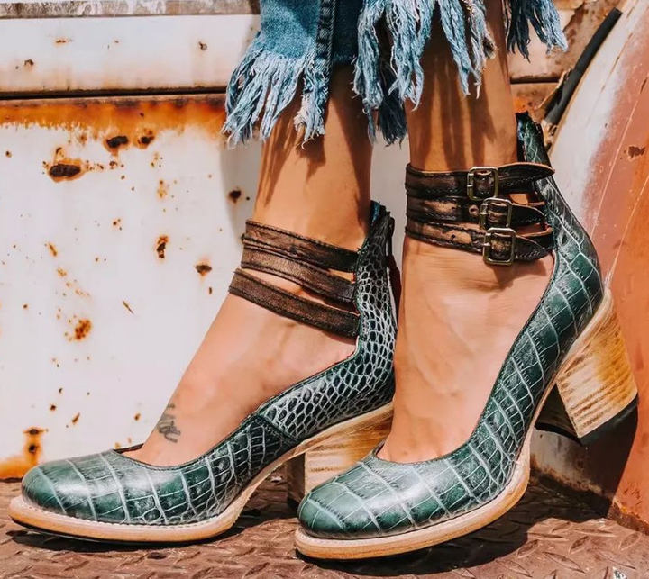 GINEVRA | COURT SHOES WITH STRAPS